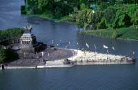 Deutsches Eck bei Koblenz an der Mndung der Mosel (oben) in den Rhein (unten). Foto:  Fremdenverkehrs- und Heilbderverband Rheinland-Pfalz